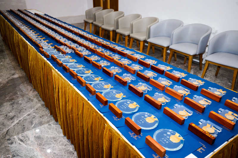 6、聘书 摆台（压缩）.jpg